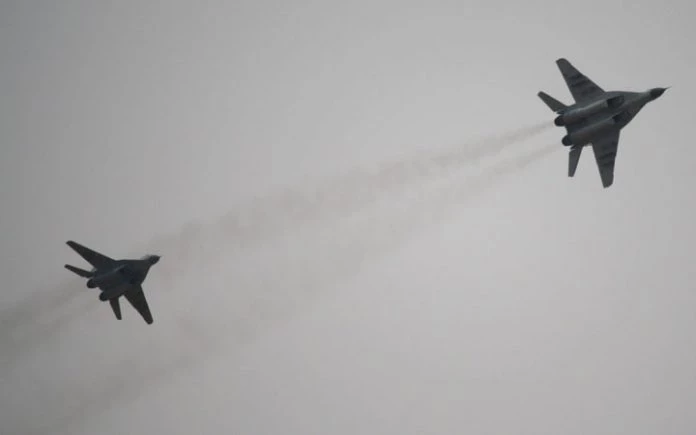 «Κλειδώνουν» αλβανικούς στόχους τα σερβικά μαχητικά: Νέος γύρος χαμηλών διελεύσεων και εικονικών βομβαρδισμών – Βίντεο